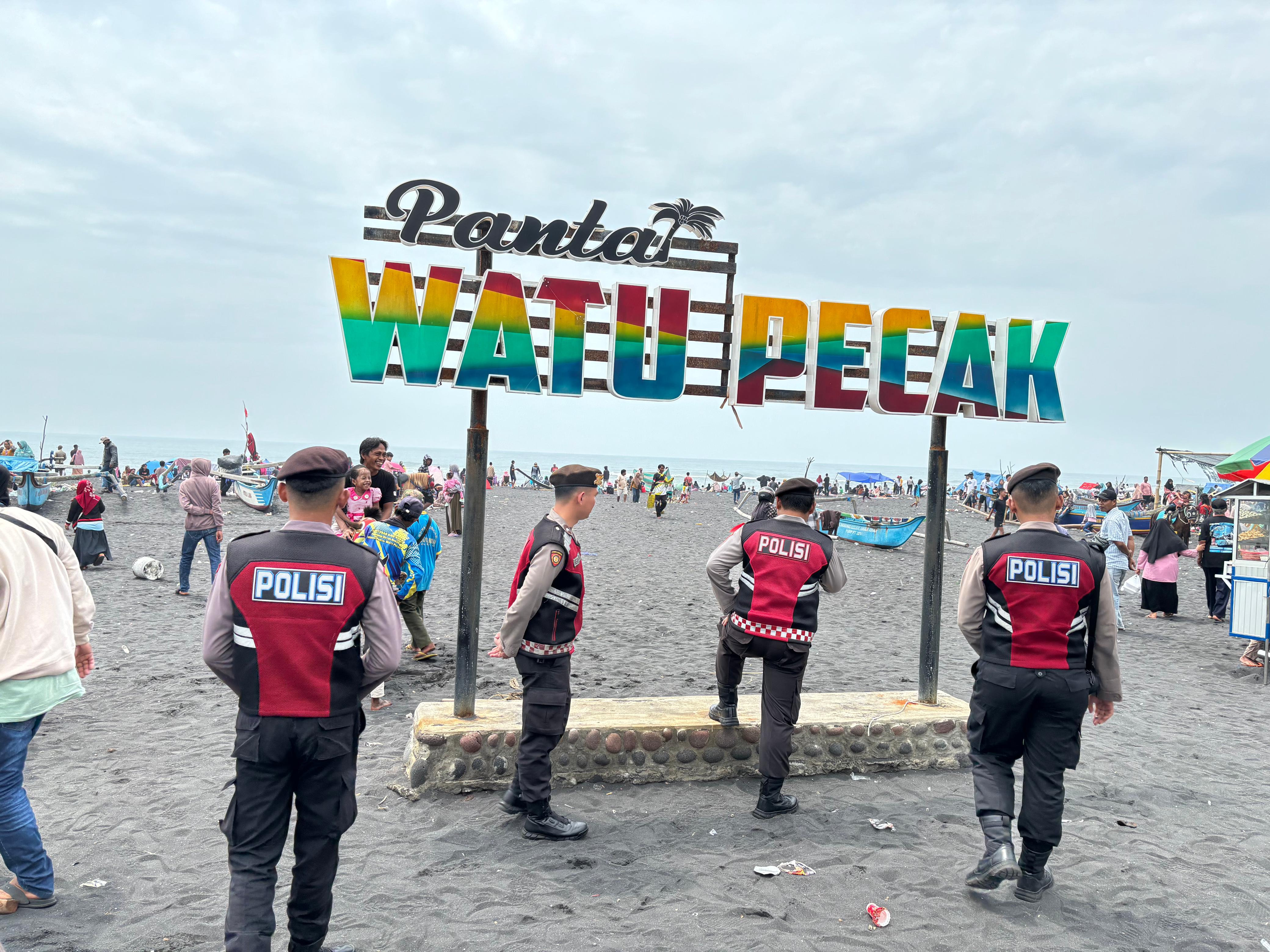 Polres Lumajang Imbau Wisatawan Hati-hati Mandi di Pantai Watu Pecak