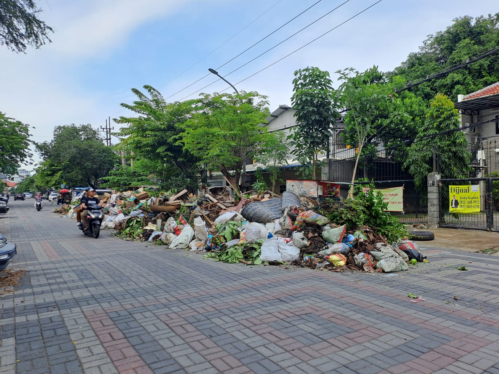 DLH dan Satpol PP Surabaya OTT Pembuang Sampah di Kedung Cowek