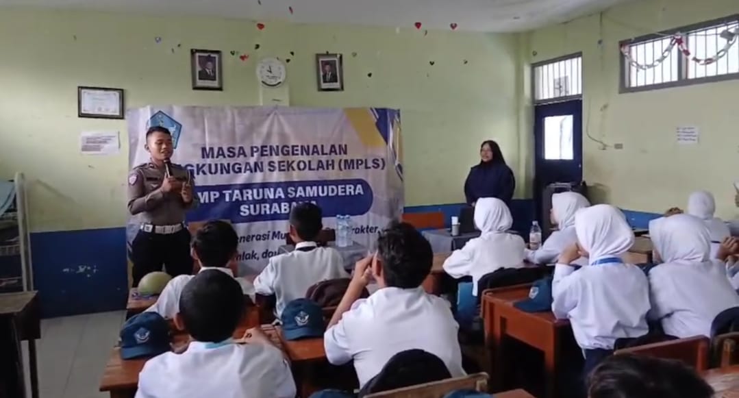 Cegah Kenakalan Remaja, Kapolsek Sukomanunggal Beri Pembinaan di MPLS SMP Taruna Samudra