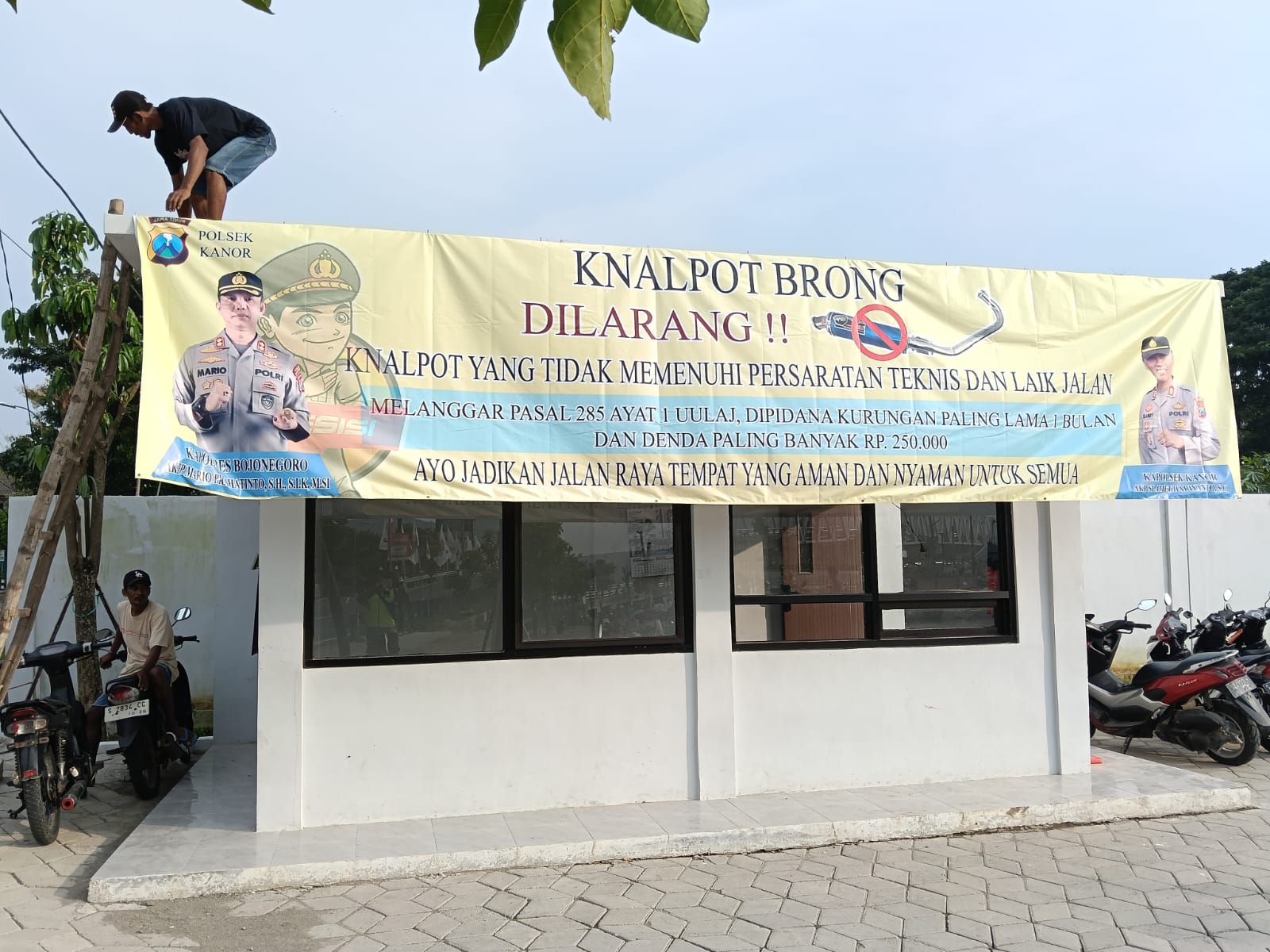 Polsek Kanor Pasang Banner Larangan Knalpot Brong