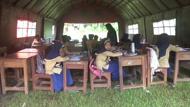 Terpaksa Belajar di Tenda, Nasib Siswa SDN Plalangan 3 Usai Ruang Kelas Ambruk