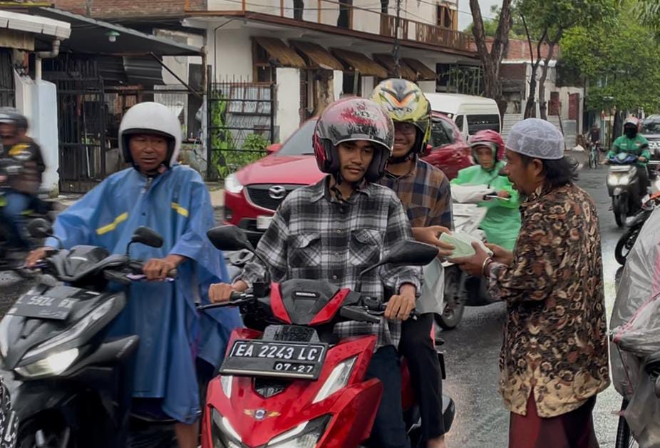 Rigas Surabaya Tebar Kebaikan Lewat Ngabuburide, Bagikan Takjil ke Masyarakat