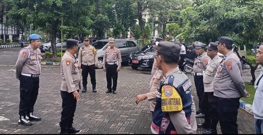 Polsek Bubutan Kawal Aksi Unjuk Rasa di KPKNL Surabaya