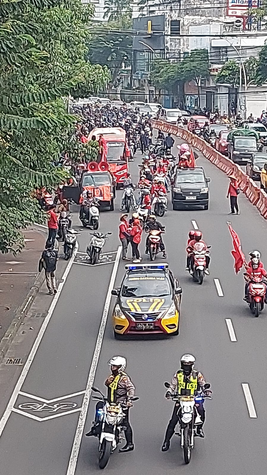 Pendemo Long March di Depan Grahadi