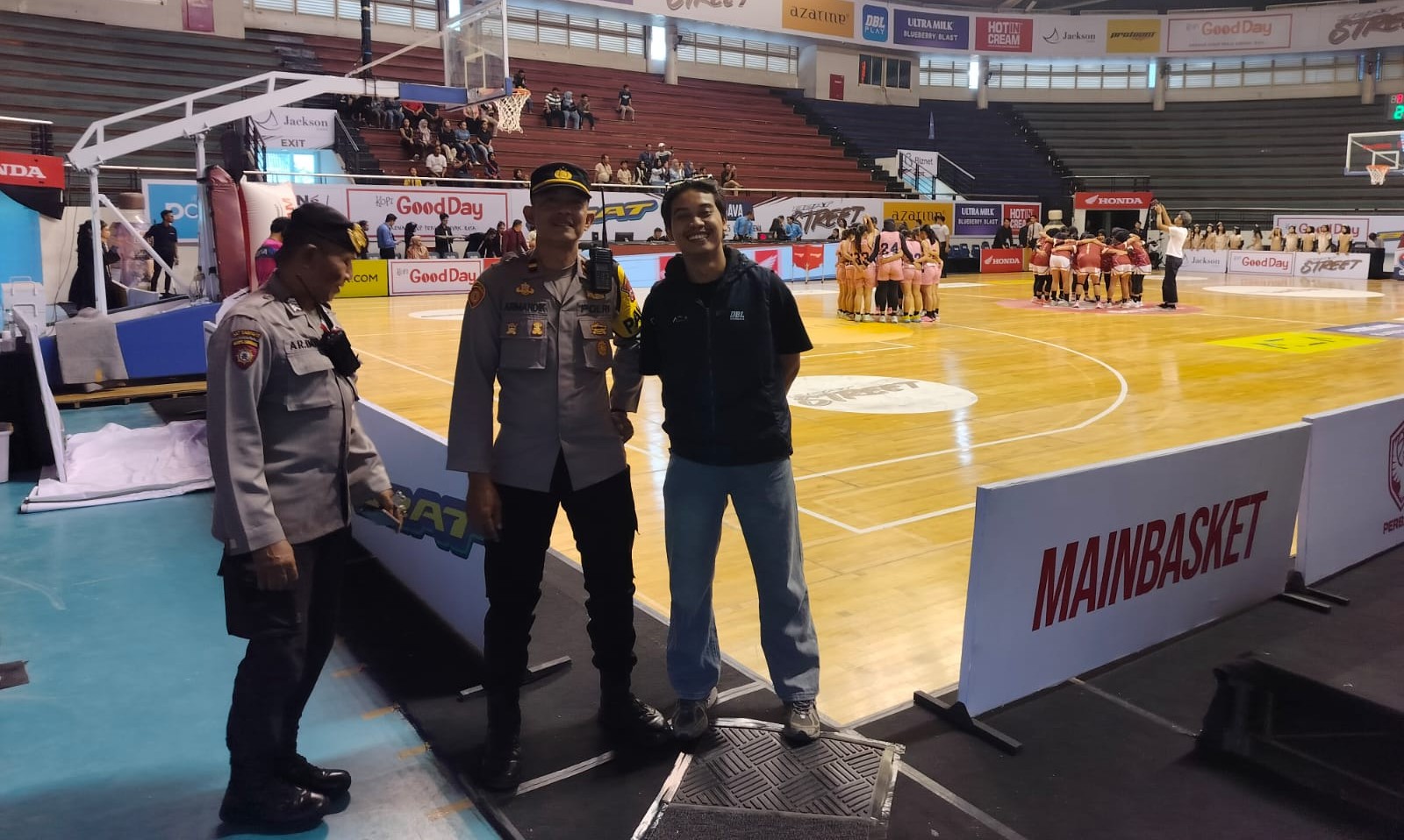 Kapolsek Gayungan Kawal Pertandingan Basket DBL Surabaya Berjalan Aman dan Lancar