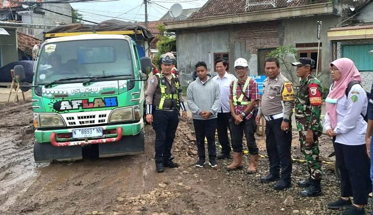 Tanah Uruk SR Berceceran, Satlantas Polresta Pasuruan Tertibkan Sopir Truk