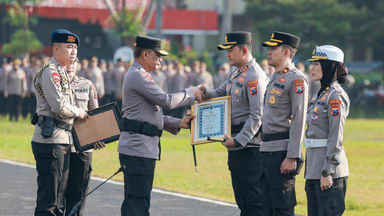Ungkap Dua Kasus Perampokan, Kapolres Magetan Terima Penghargaan Kapolda Jatim