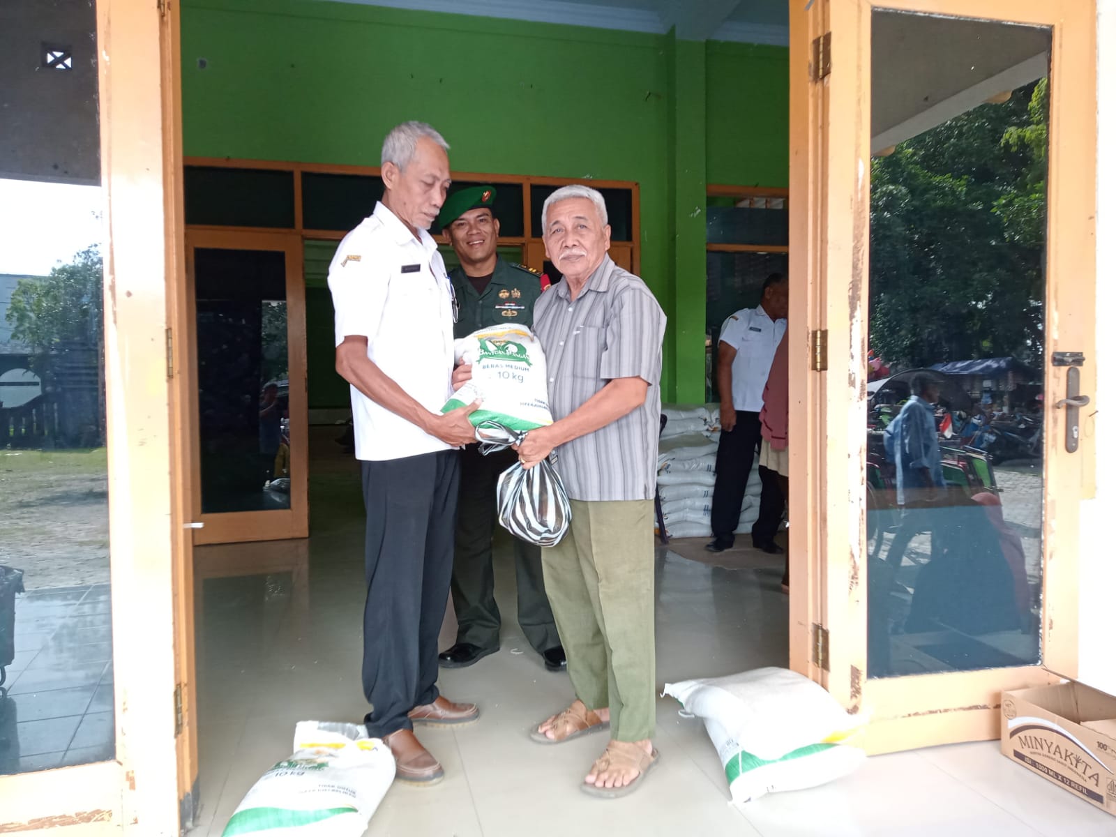 Sebanyak 696 Warga Kelurahan Pare Dapat Bantuan Pangan