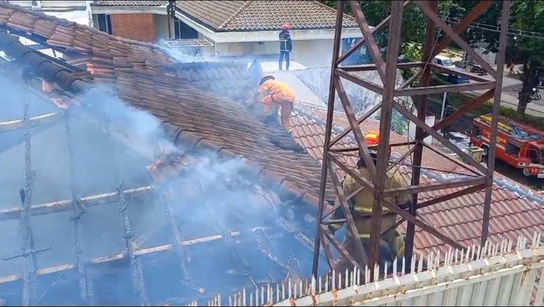 Diduga Korsleting, Rumah Dharmahusada Indah Terbakar