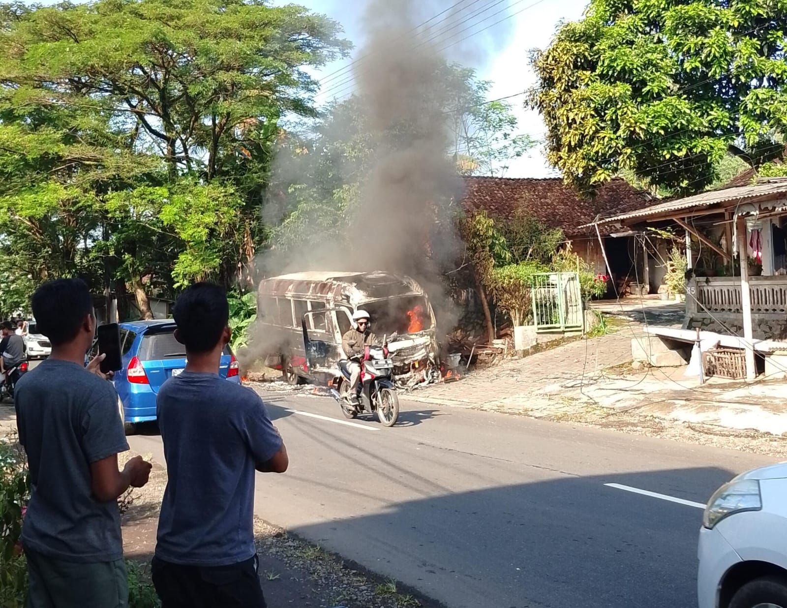 Urung Wisata, 21 Penumpang ELF di Jelbuk Selamat dari Kobaran Api