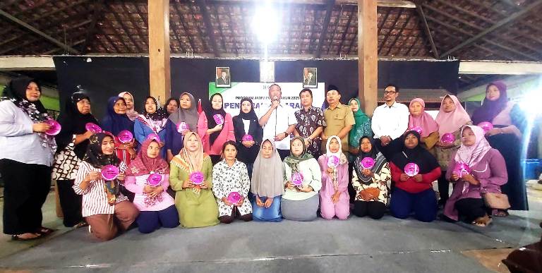 Bupati Gatut Sunu Serahkan Bantuan Program Jatim Puspa 2025 kepada Warga Boro Tulungagung