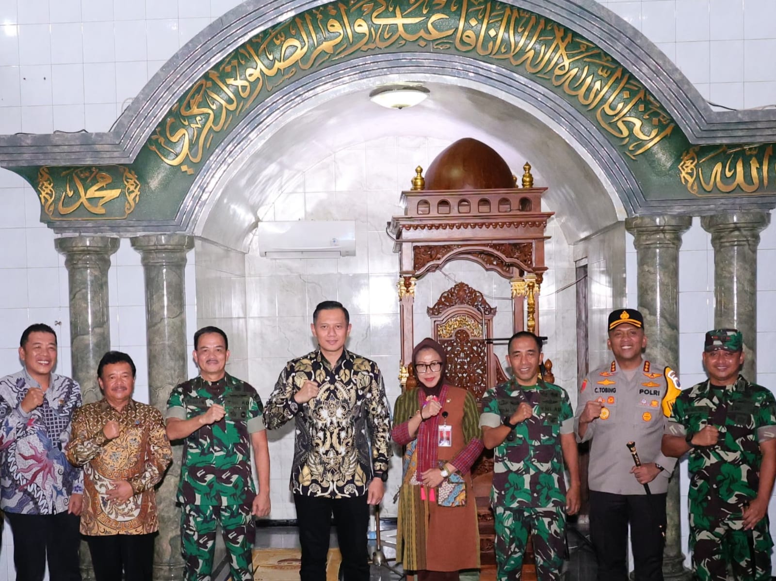 Di Masjid Nurul Yusuf Sidoarjo, Menteri AHY Bagikan 10 Sertifikat Tanah Wakaf