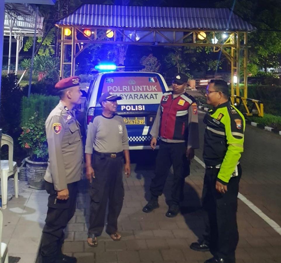 Cegah Kriminalitas, Unit Patroli Mobile Polsek Rungkut Sisir Pemukiman Warga
