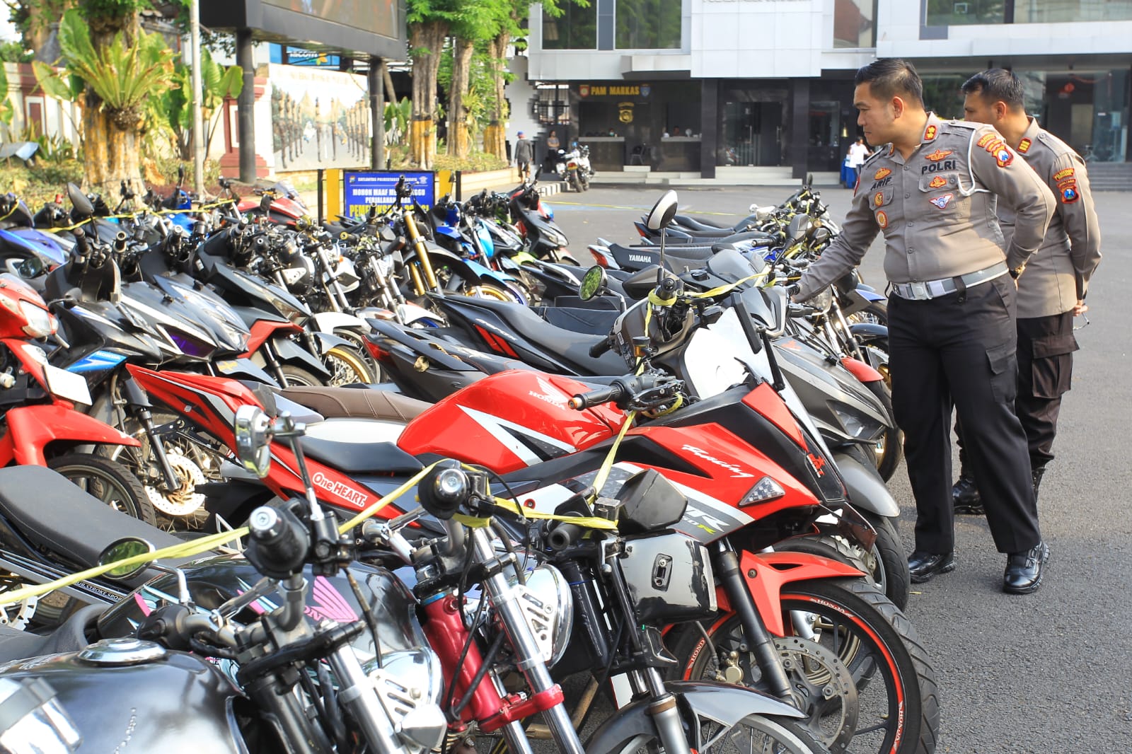 Satlantas Polrestabes Surabaya Cek Noka dan Nosin Motor Sitaan