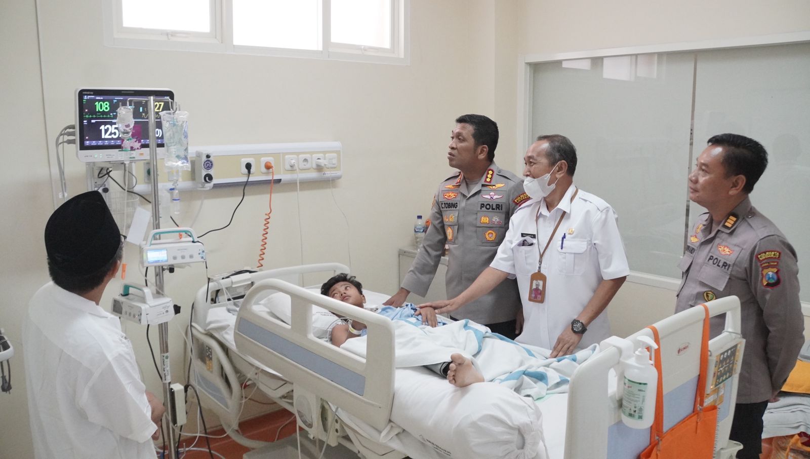 Kapolresta Sidoarjo Jenguk Santri Ponpes Al Khoziny yang Masih Dirawat di RSUD