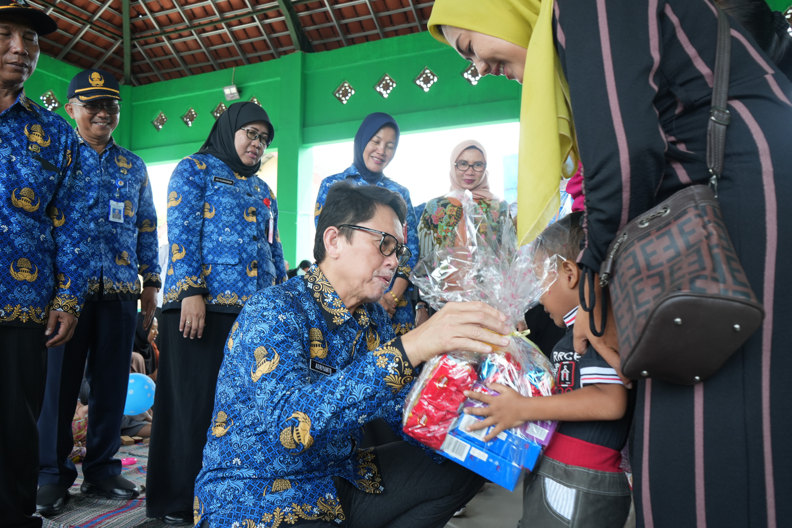 Pj Adriyanto dan Ketua TP PKK Bojonegoro Tinjau Pencegahan Polio di Posyandu Desa Ngunut Dander 