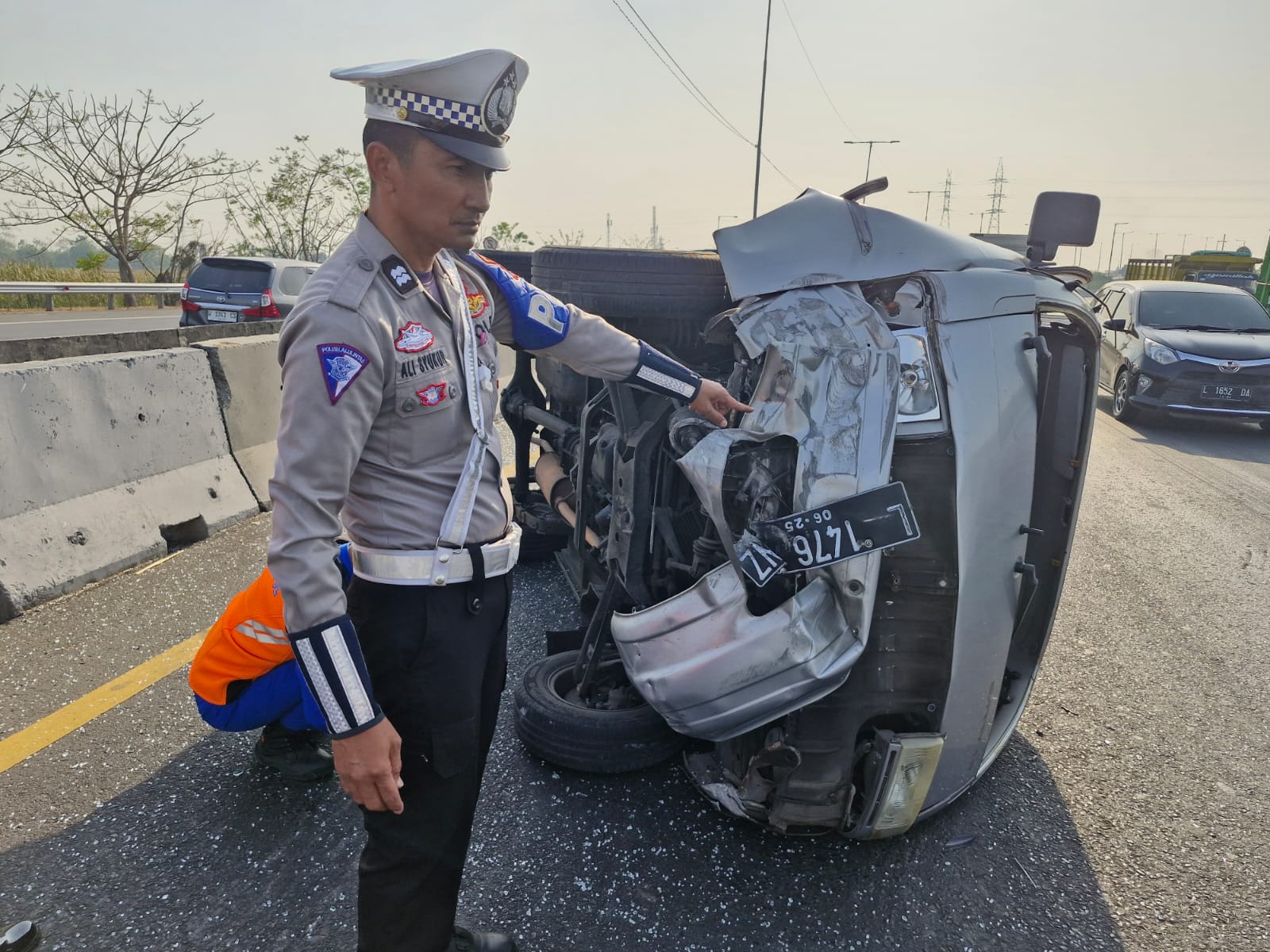 Tabrak Beton Pembatas Tol Dupak-Tandes, Mobil Warga Tambaksari Surabaya Terguling