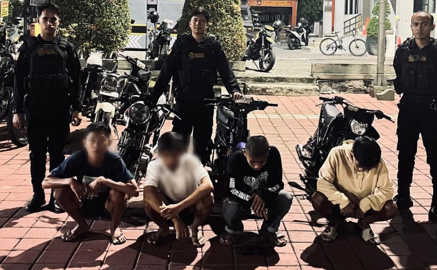 Polisi Gagalkan Balap Liar di Manyar Gresik, 4 Remaja Dihukum Hormat di Atas Barier