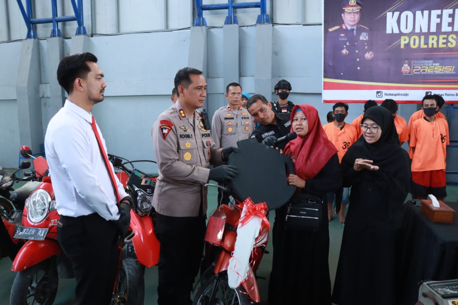 Berkat Aplikasi ILMU Semeru Polda Jatim, Kapolres Bojonegoro Serahkan Kembali Motor Kepada Pemiliknya