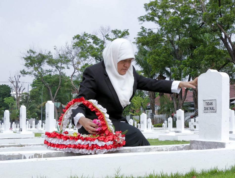 Kenang Momen Hari Pahlawan, Pimpinan Dewan Surabaya Tabur Bunga di Pusara Tanpa Nama