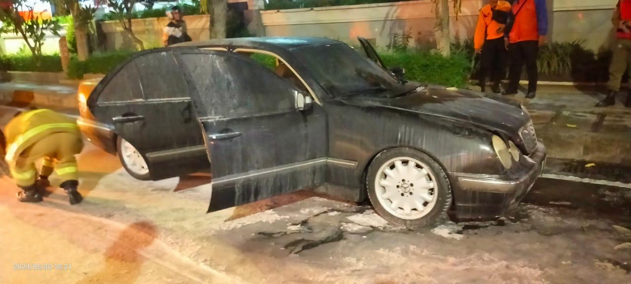 Mobil Terbakar Depan Bank Jatim, Kapolsek Genteng Ungkap Kronologinya
