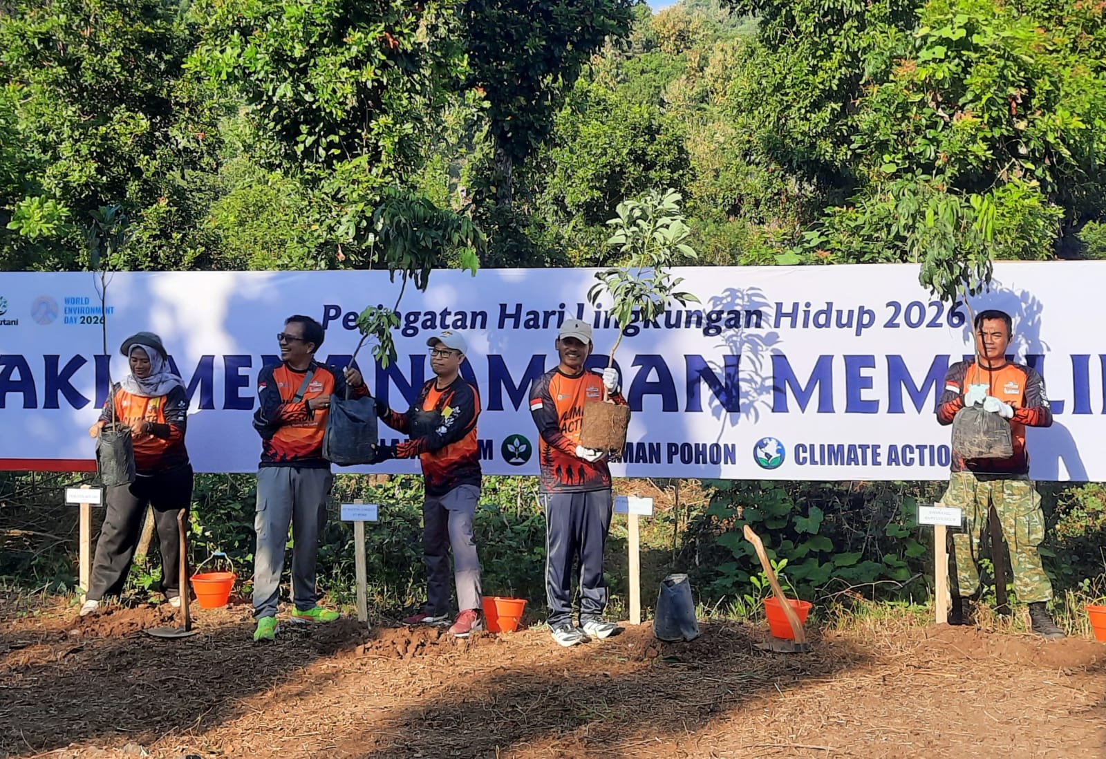 Hari Lingkungan Hidup, PT POMI Tanam Pohon di Hutan Lindung Selobanteng