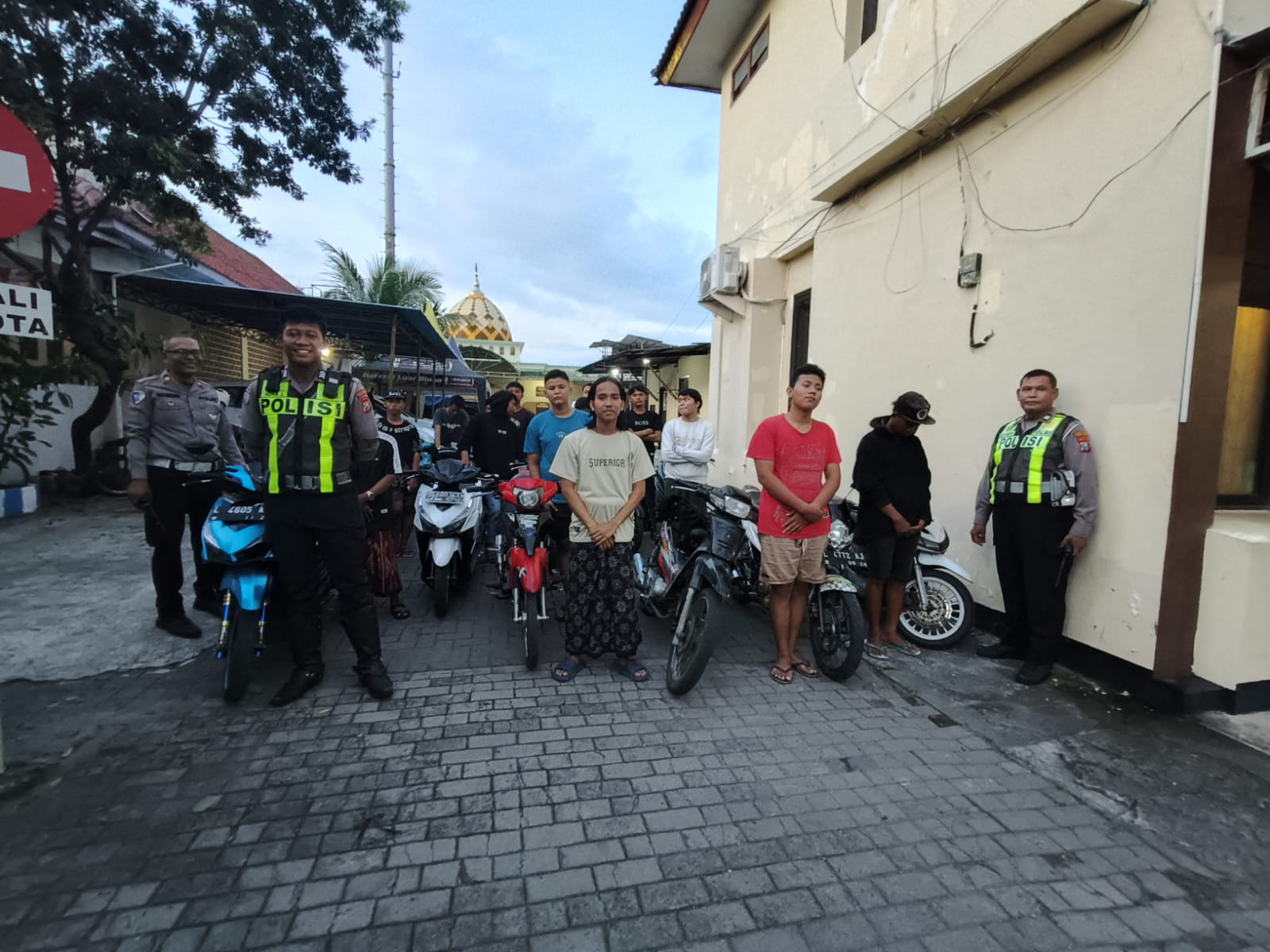 Puluhan Pemuda dan Kendaraan Diamankan dalam Razia Balap Liar di Akses Suramadu