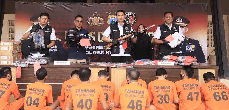 Polres Kediri Kota sukses mengungkap delapan perkara pidana dan menangkap sembilan tersangka.