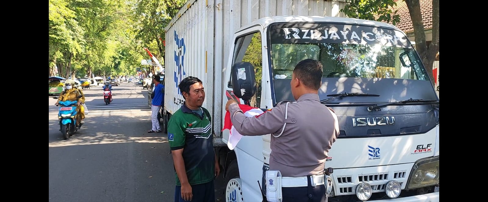 Satlantas Polres Lumajang Bagikan Bendera Merah Putih di Jalan, Sambut HUT RI Ke-80
