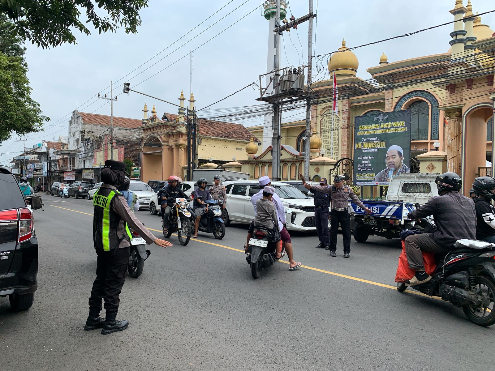 Polwan Polresta Banyuwangi Amankan Salat Jumat, Humanis dan Sigap Beri Rasa Aman Jemaah