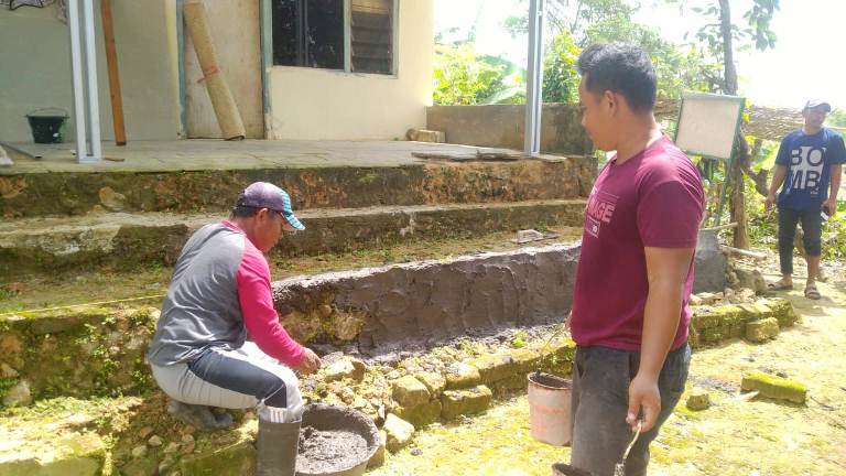 Satgas TMMD Kodim Sumenep dan Warga Plester Teras RTLH Milik Sanima di Desa Mandala