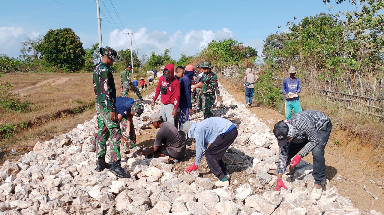 Perataan Batu Jalan Makadam, Satgas TMMD Kodim 0827/Sumenep Kerjasama dengan Warga