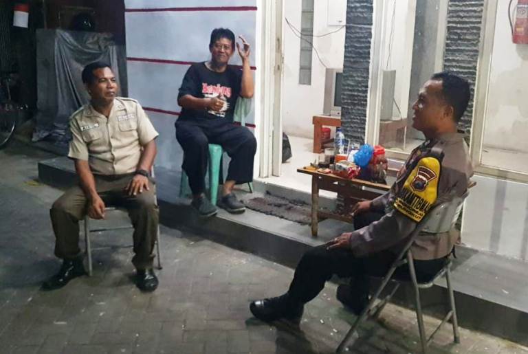 Polsek Rungkut dan Bhabinkamtibmas Wonorejo Surabaya Jalin Kepercayaan Lewat Kedekatan Warga