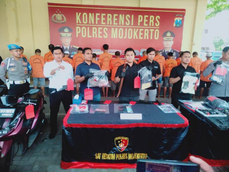 Resahkan Masyarakat, 8 Bandit Tidur di Tahanan Mapolres Mojokerto  