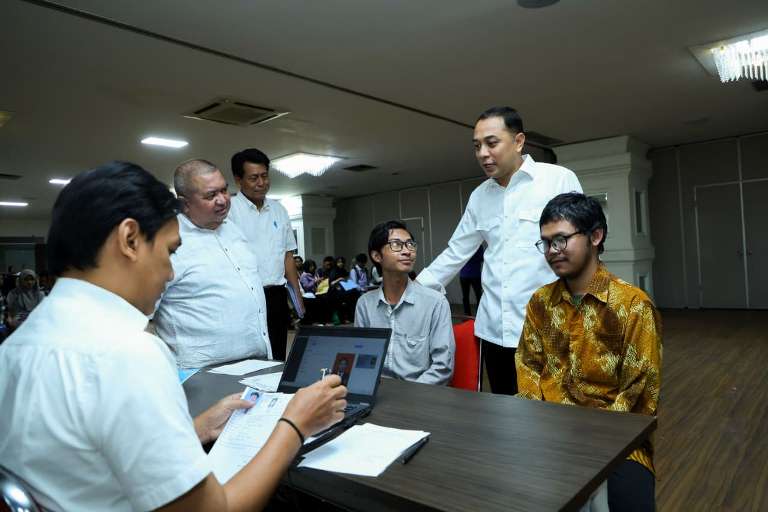 Wali Kota Surabaya Eri Cahyadi Tinjau Verifikasi Penerima Beasiswa Pemuda Tangguh