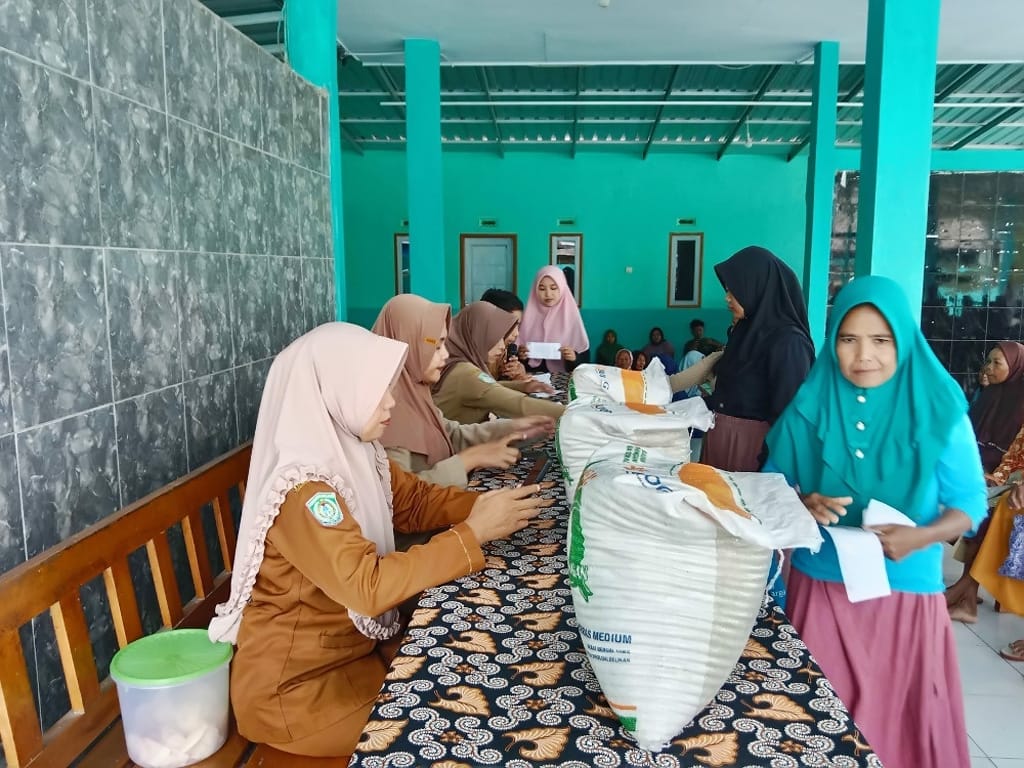 591 Warga Desa Tempursari Terima Program Bantuan Pangan