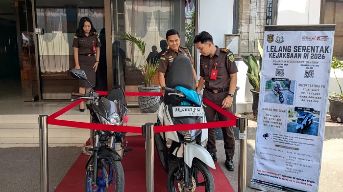 Kejari Kabupaten Madiun Lelang Dua Kendaraan Barang Rampasan Negara