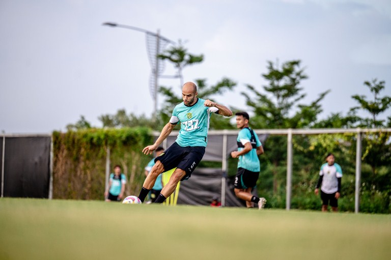 Risto Kagum dengan Militansi Bonek