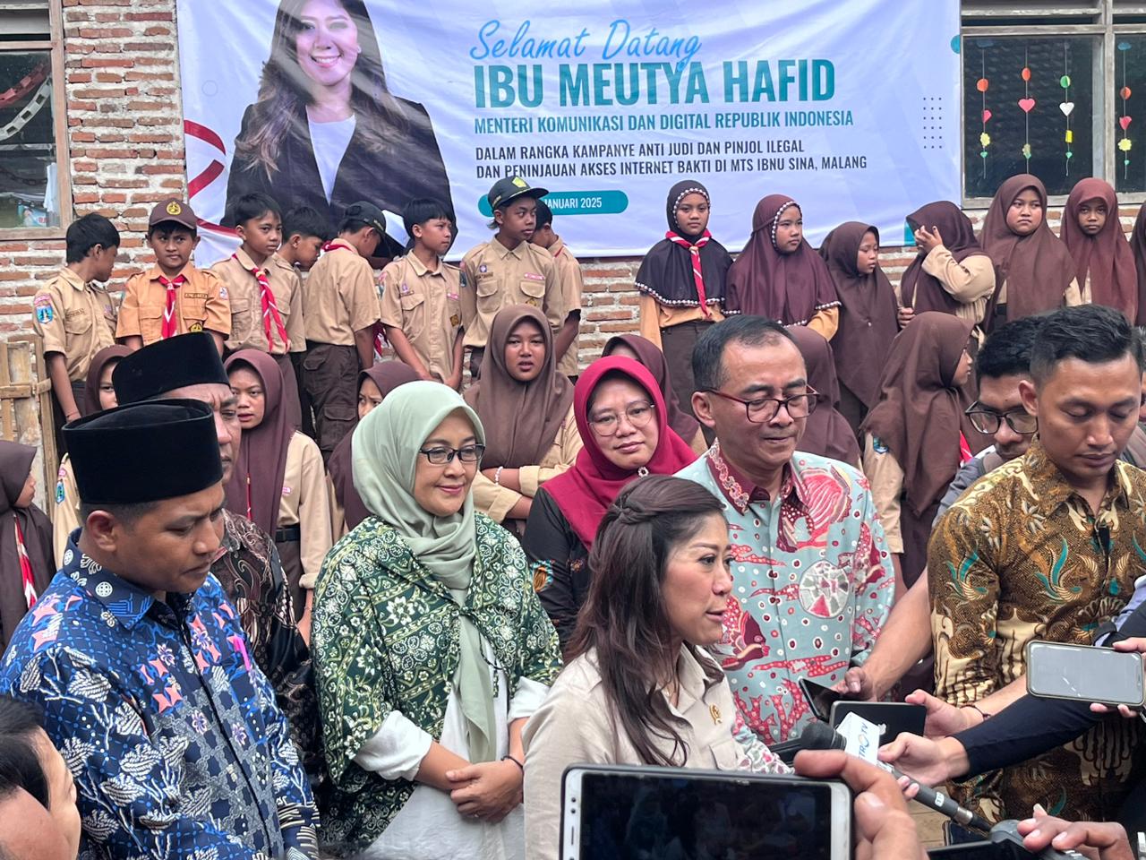 Tinjau Bantuan BAKTI, Menkomdigi Kampanyekan Anti Judol dan Pinjol Ilegal