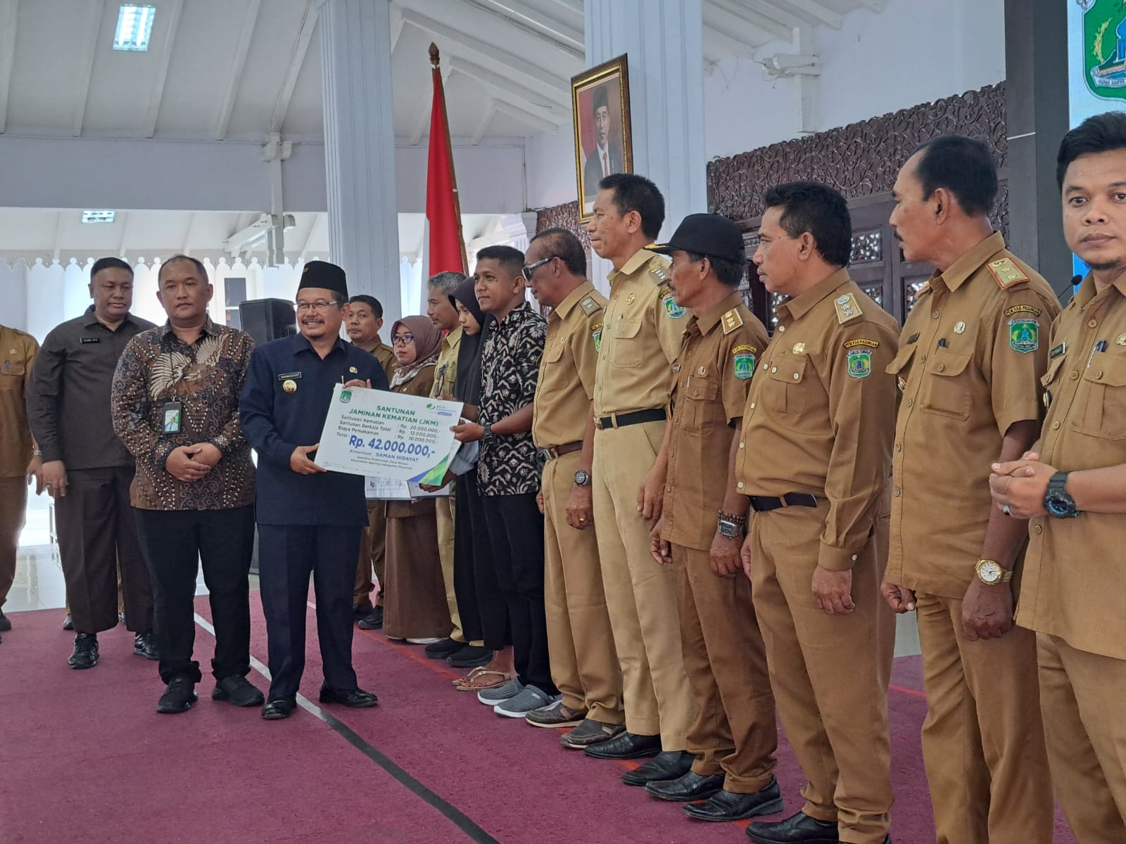 BPJS Ketenagakerjaan Serahkan Manfaat Program Rp 42 Juta Kepada Ahli Waris Aparatur Desa Kabupaten Pasuruan