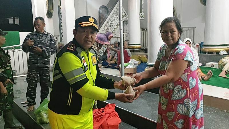  Banjir Meluas ke 7 Kecamatan Bangkalan, TNI-Polri dan BPBD Berjibaku Sebar Nasi Bungkus 