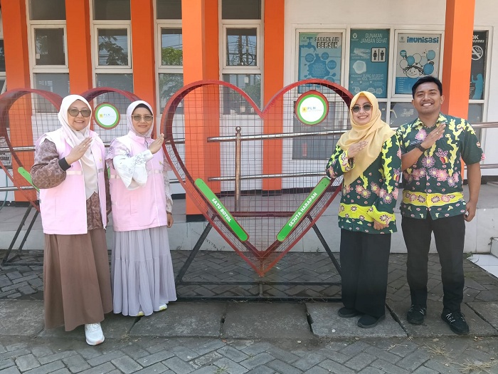 Srikandi PLN Indonesia Power UBP Grati Salurkan Drop Box Botol Plastik di Pasuruan