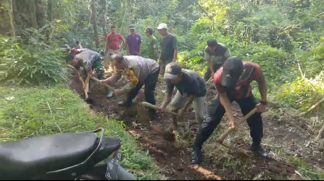 Polsek Arjasa Pimpin Kerja Bakti Buka Akses Jalan Penghubung Dua Desa, Tingkatkan Ekonomi Warga