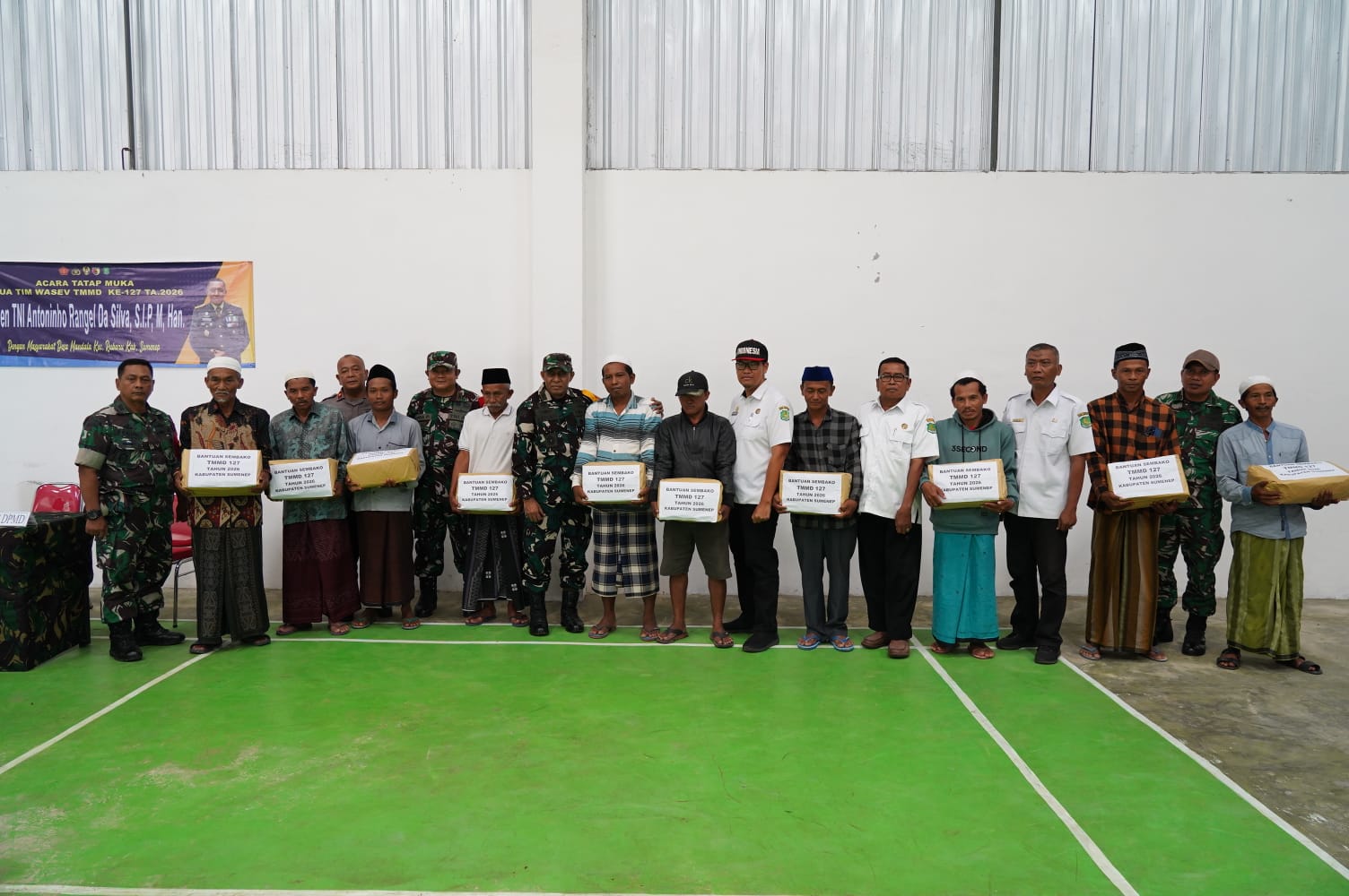 Tim Wasev TMMD ke-127 Salurkan Bantuan Sembako untuk Warga Mandala