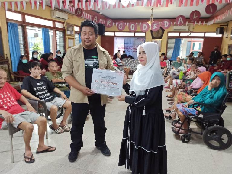 Forwan Surabaya Salurkan Bantuan ke Lansia Panti Hargodadali