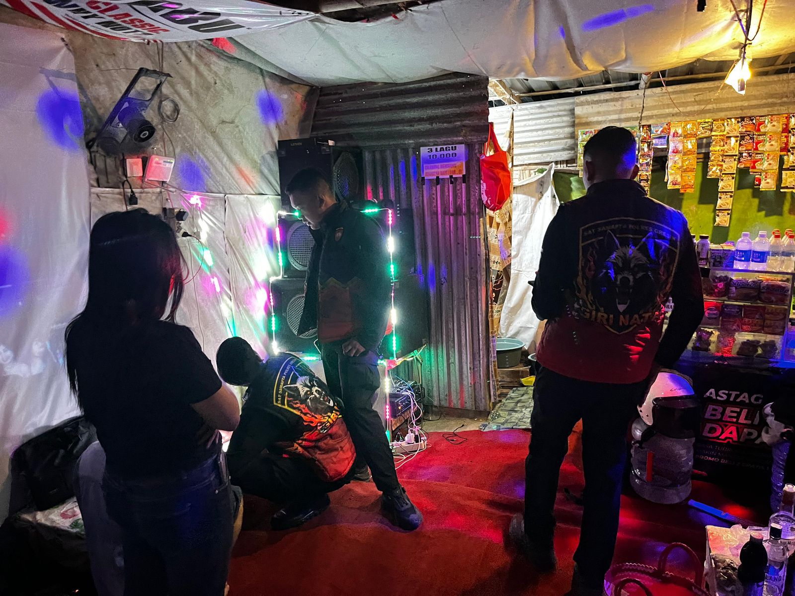 Polisi Geledah Warung Remang-Remang di Menganti Gresik, Puluhan Botol Miras dan Penjual Diamankan