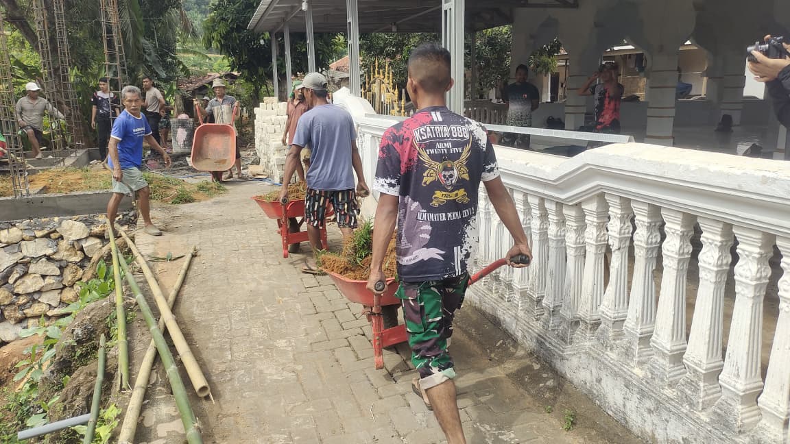 Satgas TMMD dan Warga Padatkan Pondasi MWK Masjid di Mandala 