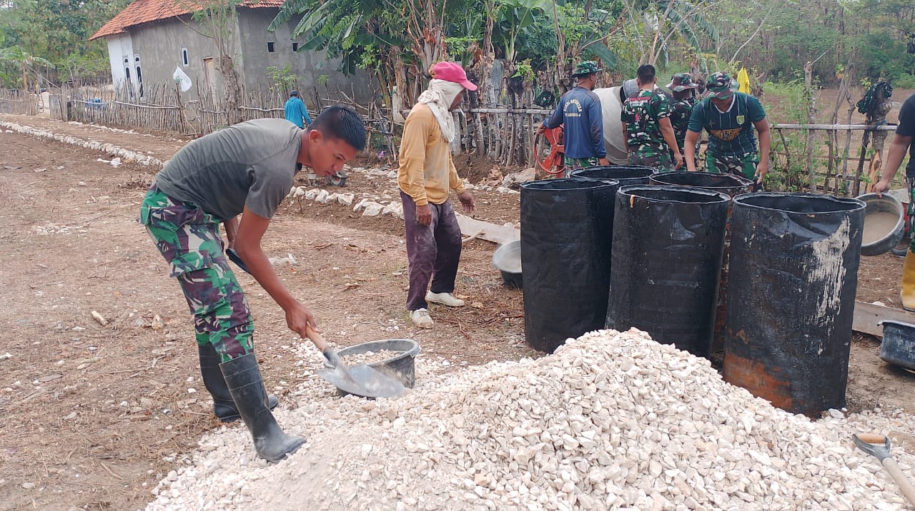 Puluhan Masyarakat Ikut Bantu Satgas TMMD 121 Bangun Jalan Lapen