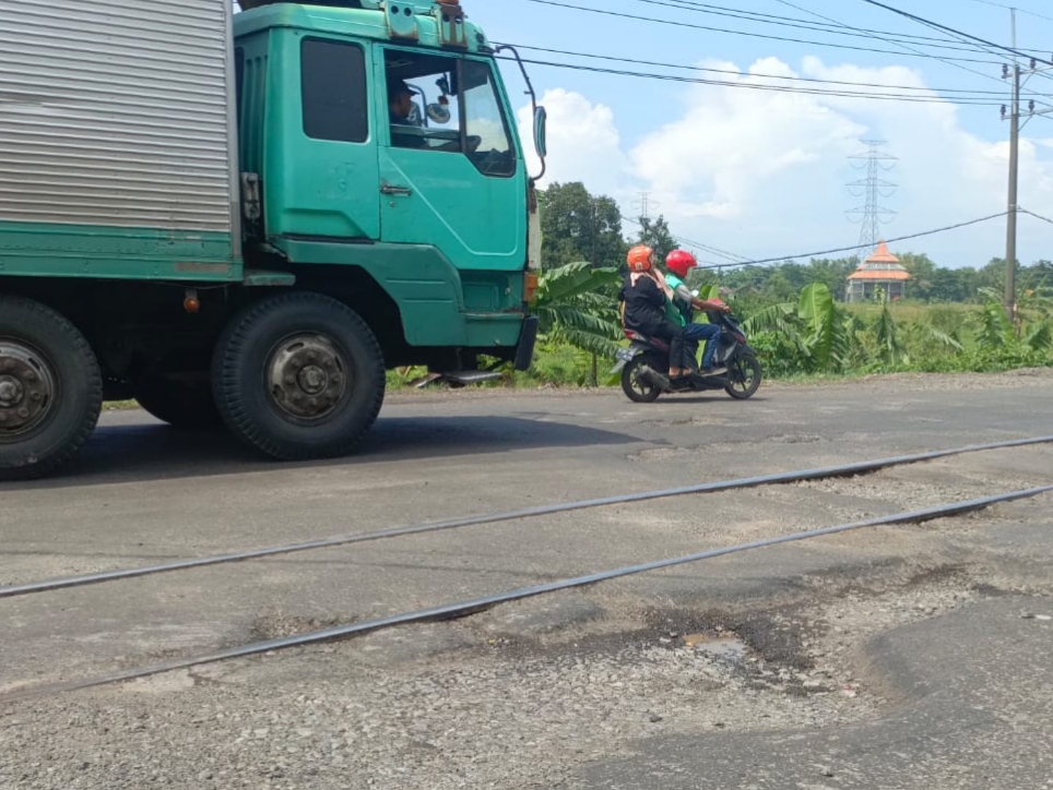Jalan Berlubang di Perlintasan KA Latek Bangil Membahayakan