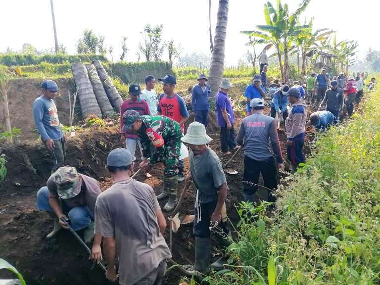 Dukung Pertumbuhan Ekonomi, Babinsa Bantu Warga Buka Jalan Baru di Pasrujambe